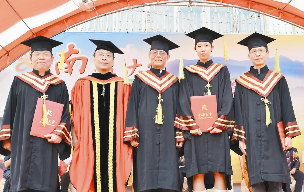 南華大學畢業典禮曾志朗勉勵學子  以六識走天下