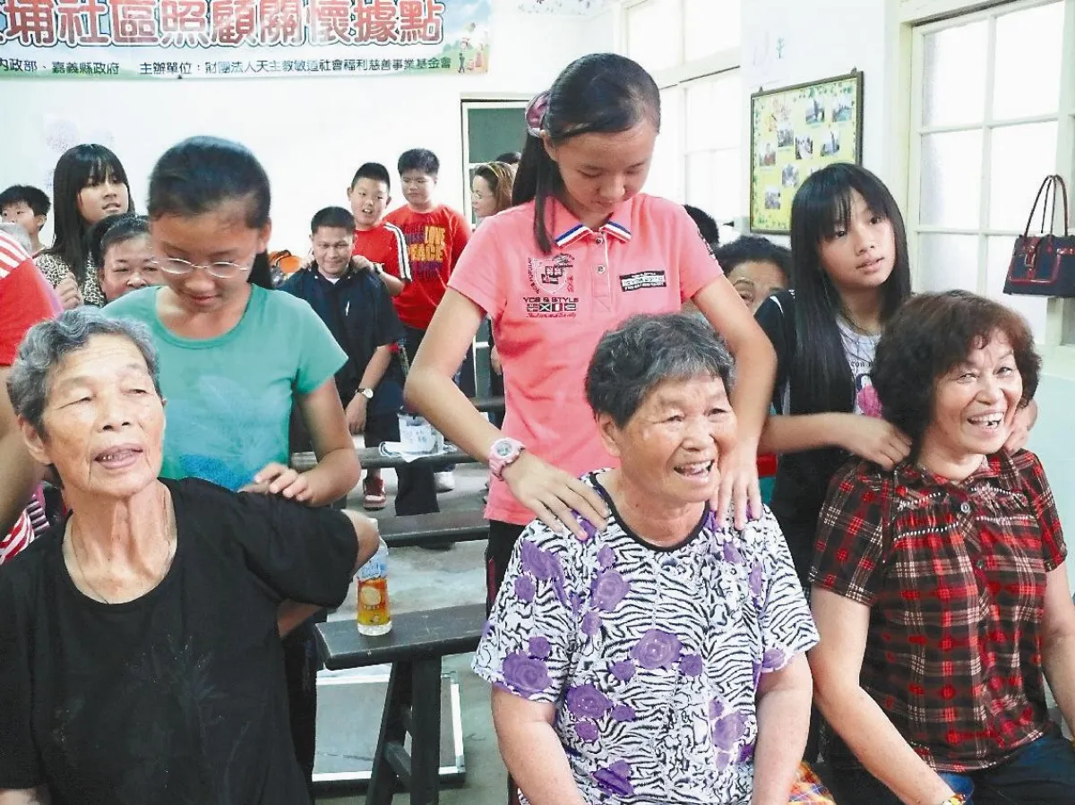 大埔畢業生 服務當畢典獻禮