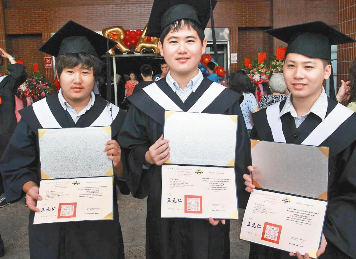 3胞胎 幼稚園相陪到大學