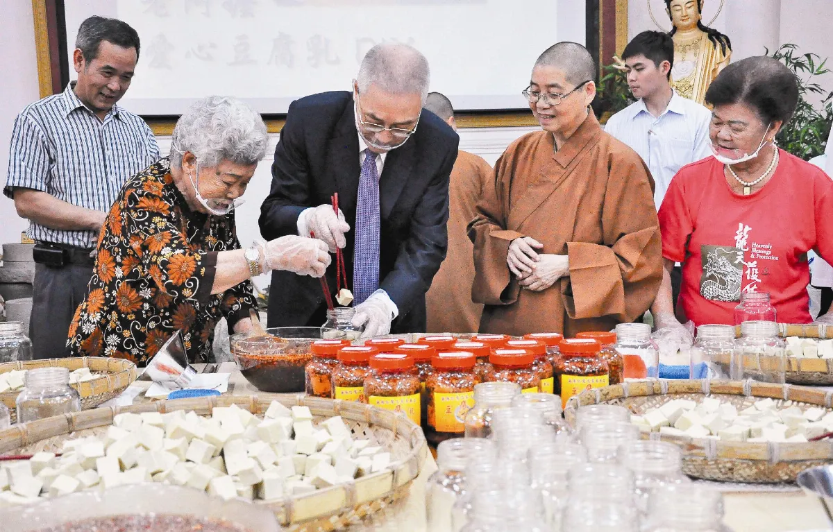 吳敦義做豆腐乳 幫仁愛之家義賣