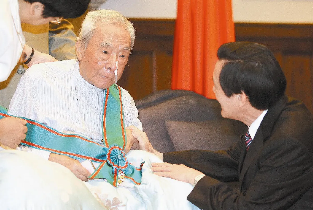 垂首閉目無法言語 王作榮獲勳