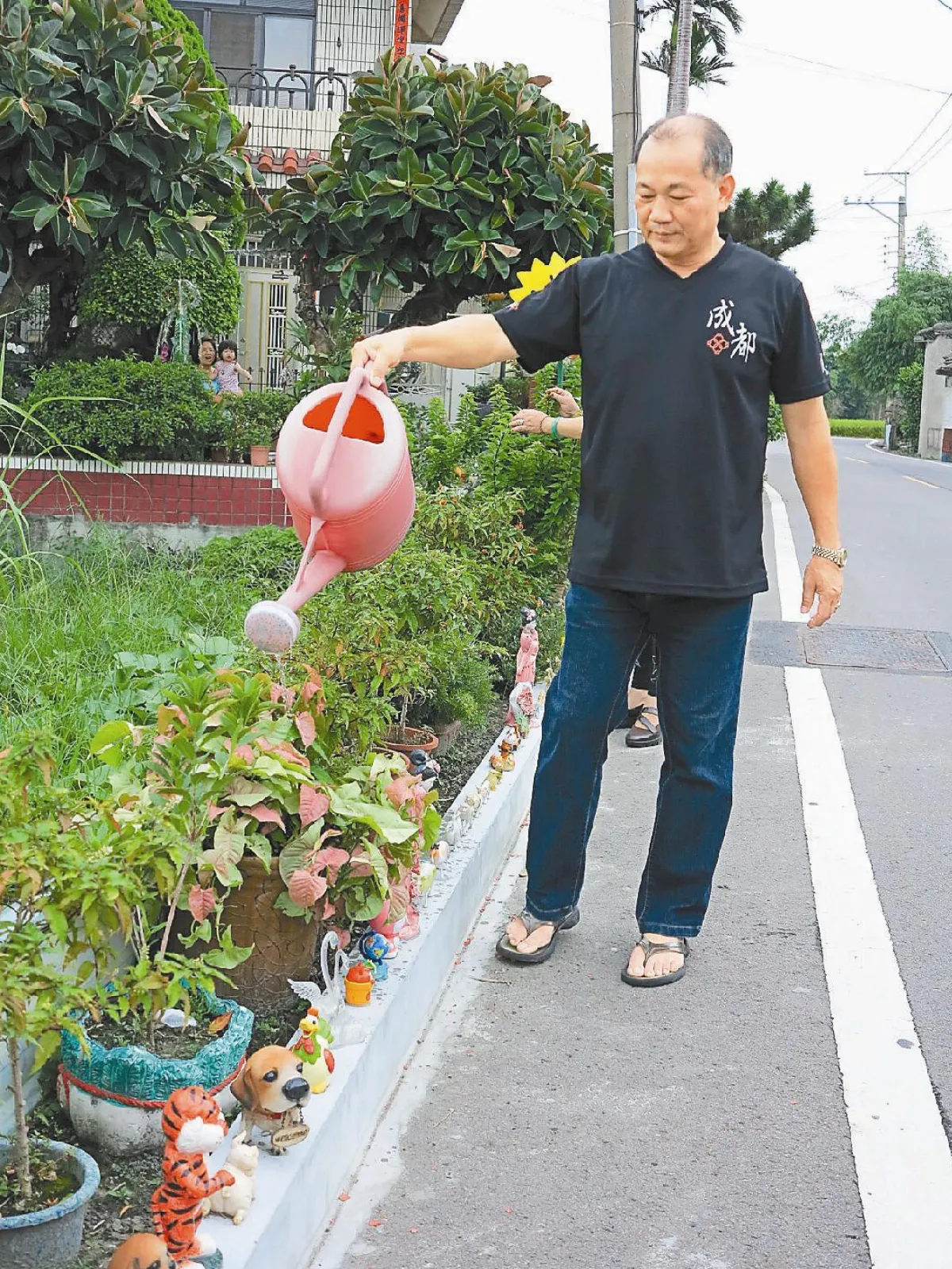 【社區部落格】公仔立花圃 網友稱公仔路