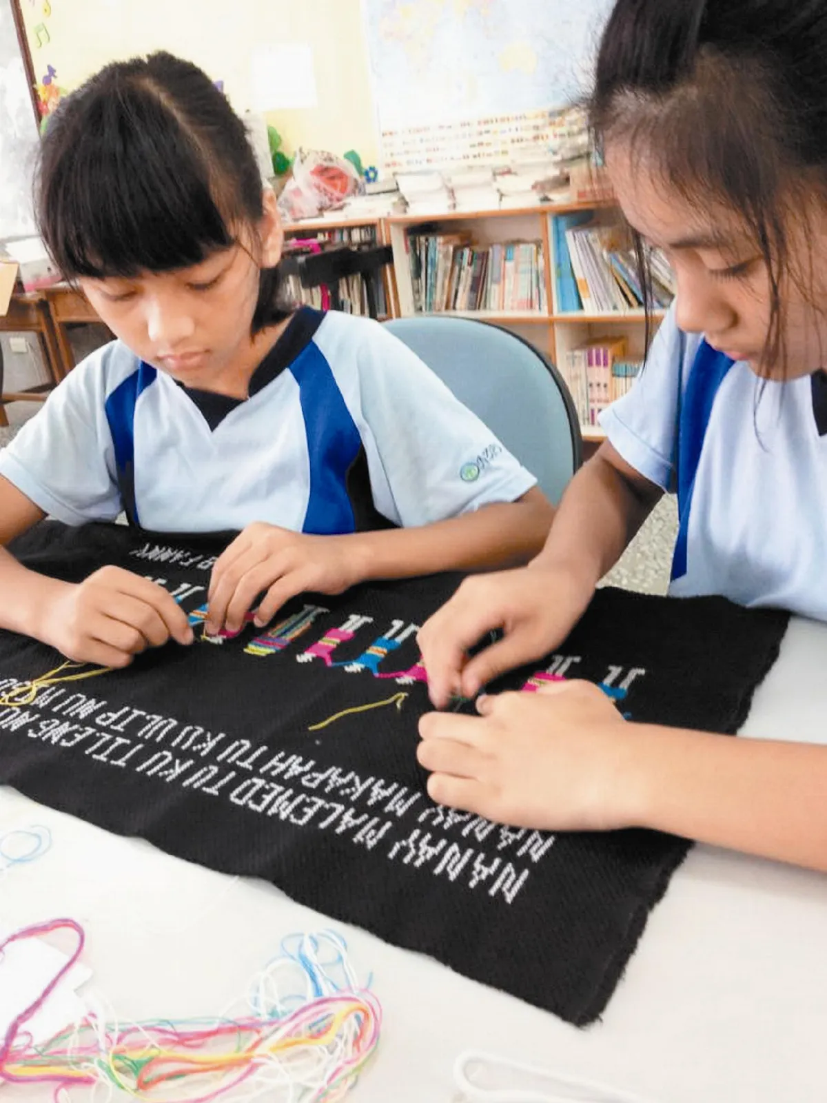 善心人士助圓畢旅夢樟原學童回饋十字繡畫