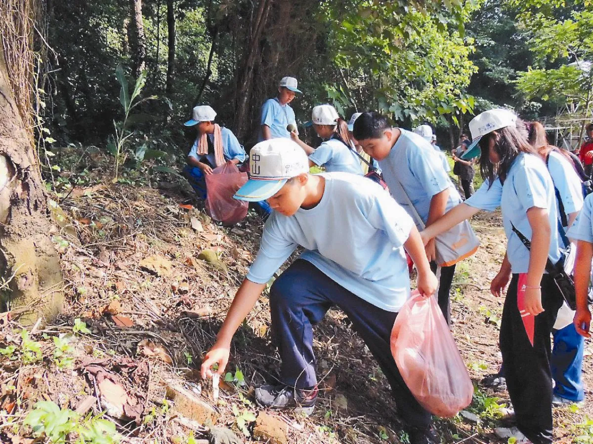沿途淨山學生態 山頂領畢業證書
