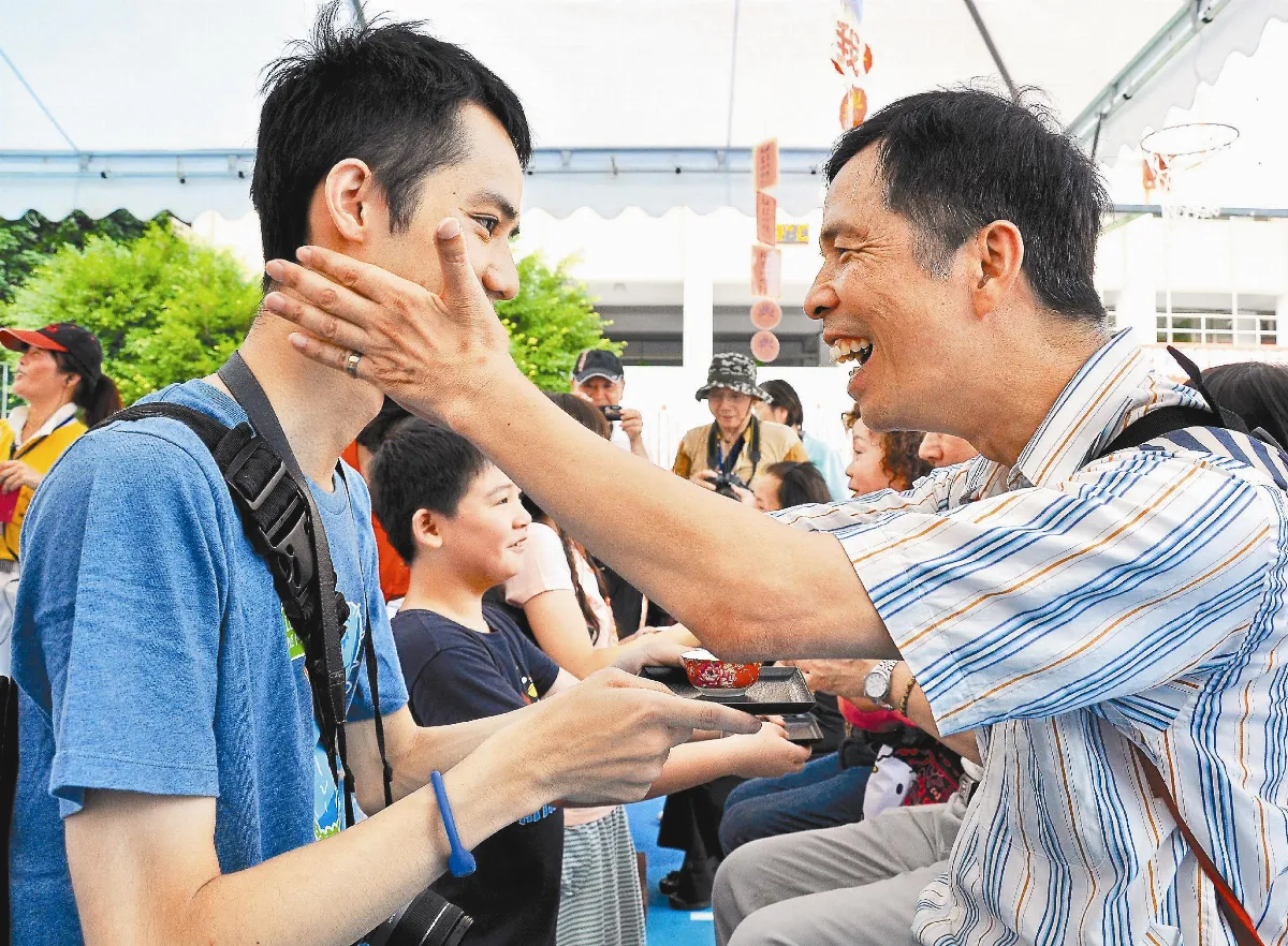 三代喜同堂 為親奉茶好歡喜