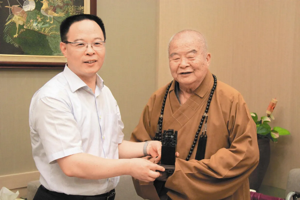 伴佛陀左右 孔子將進佛館