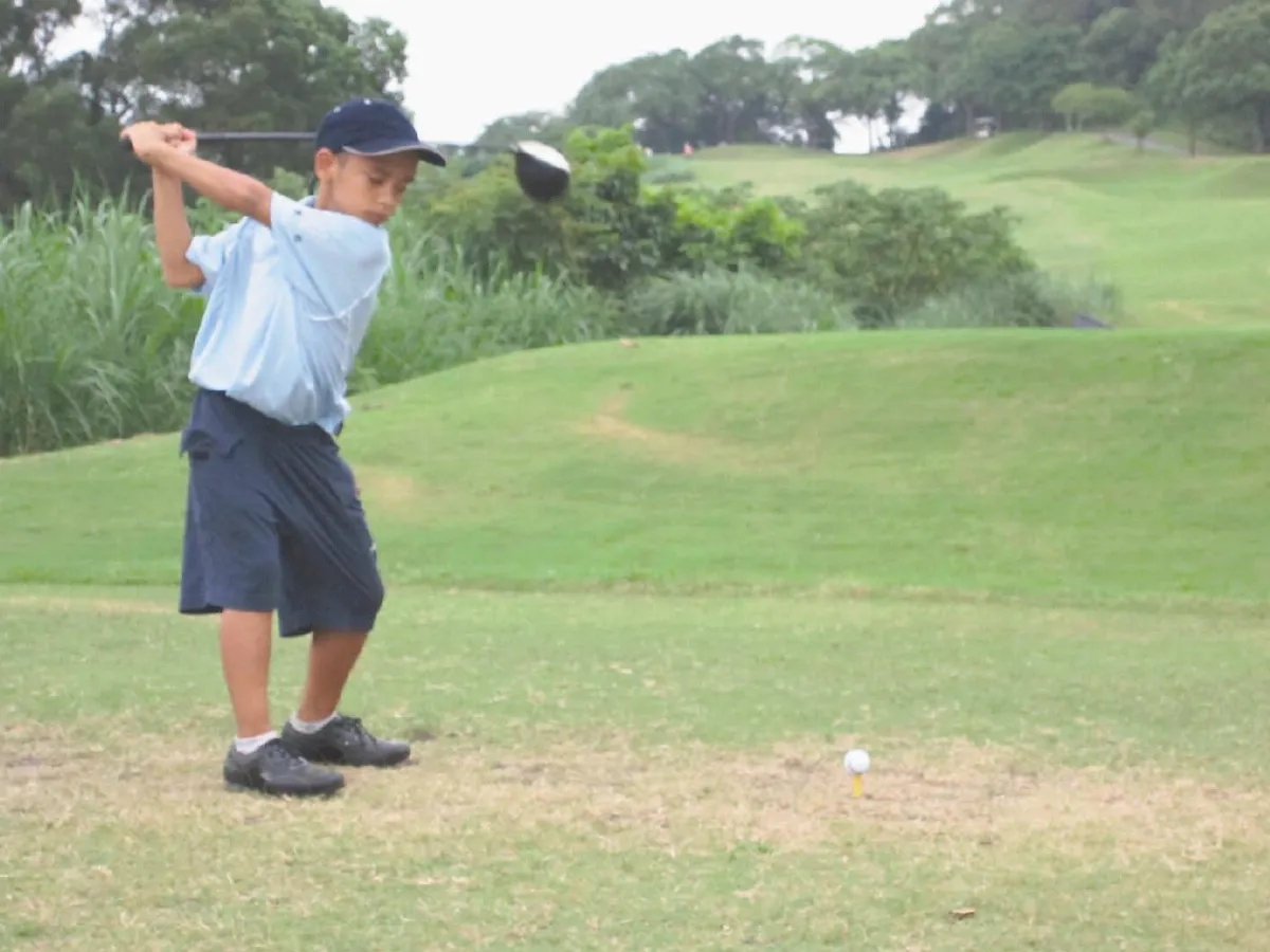 台灣黑熊 帶原民孩子踏上高球場