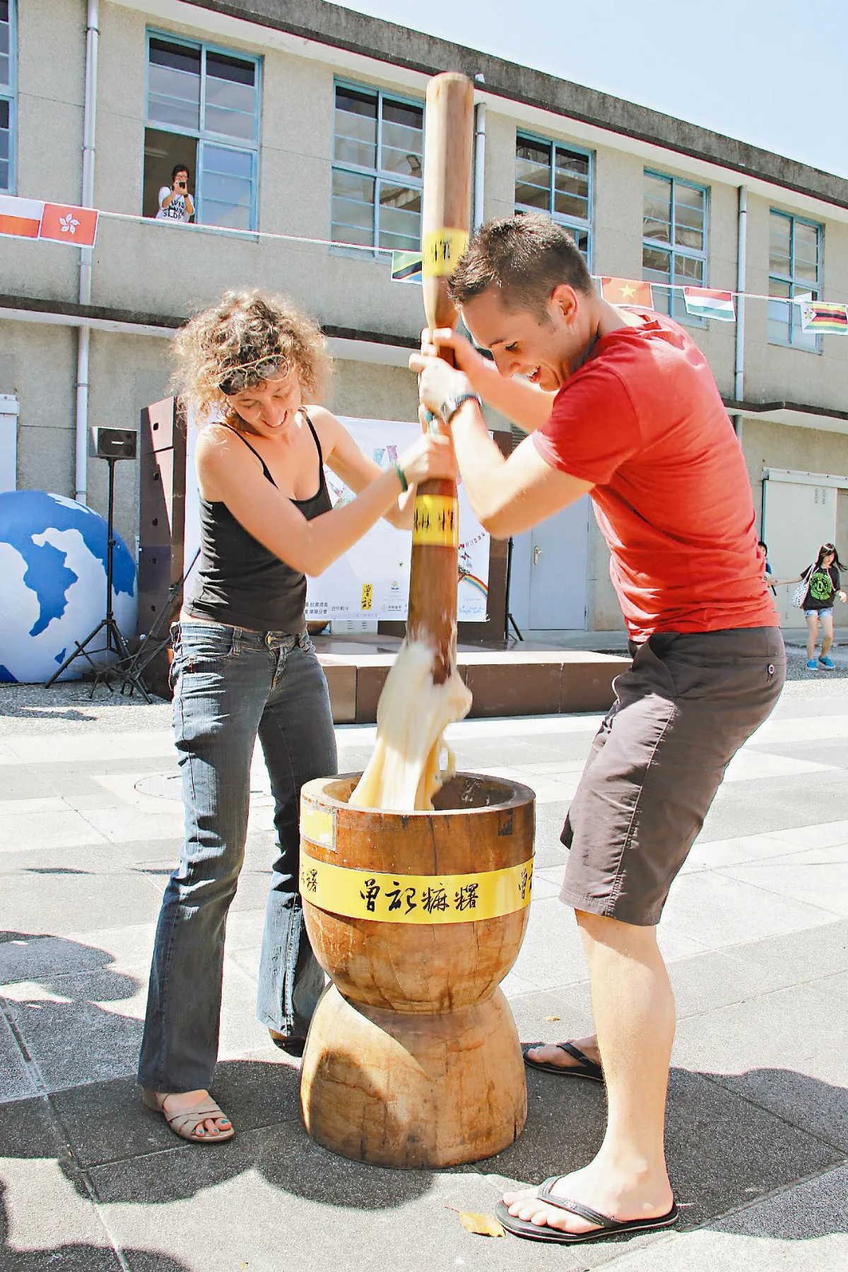 外籍義工青年 文化交流搗麻糬