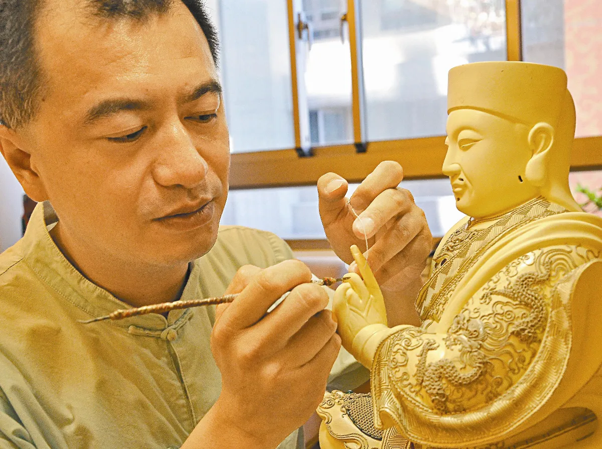 林家億堅守古法 漆線莊嚴神佛像