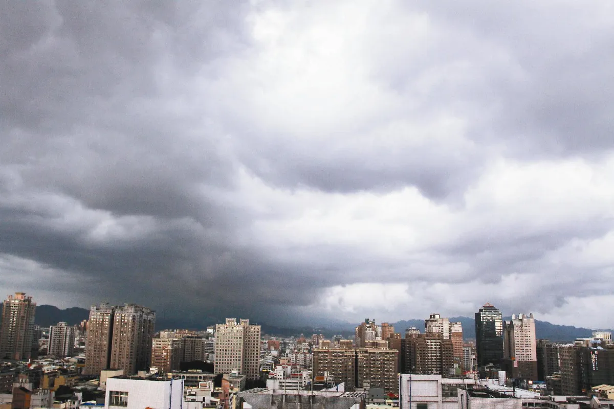 氣象異常 忽灰忽紅忽雨