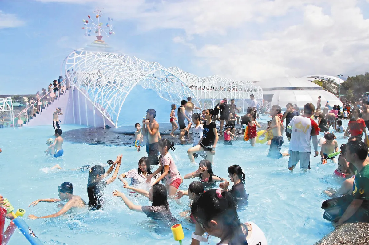 萬人擠爆童玩節 轉動水世界消暑