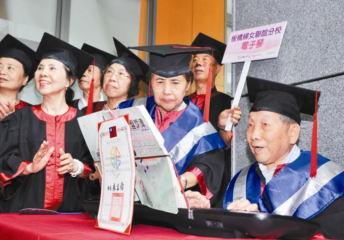 102歲劉鵬華 獲頒博士