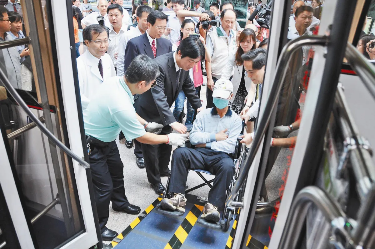 公車站 進醫院