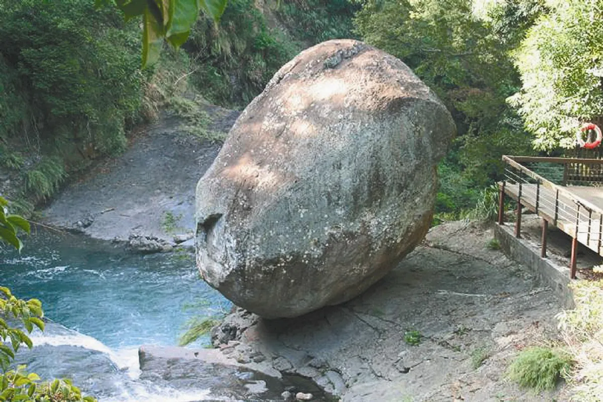 蘇力扳倒 20頓風動石