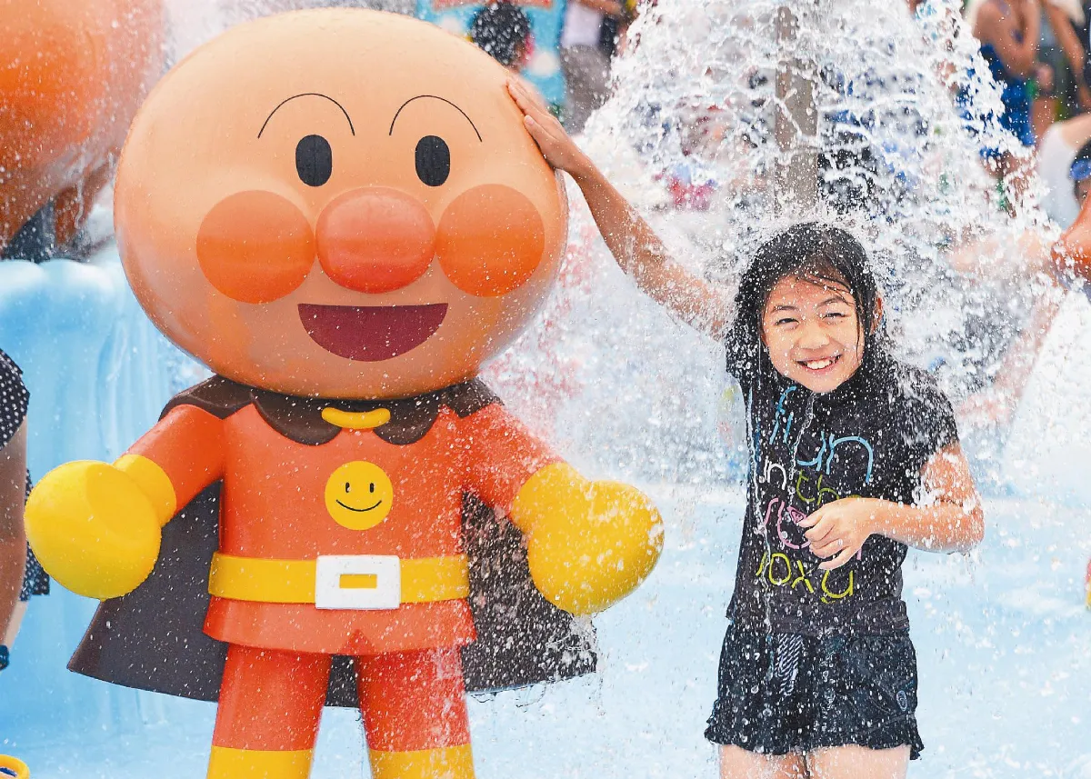 戲水消暑 小女孩與超人同樂