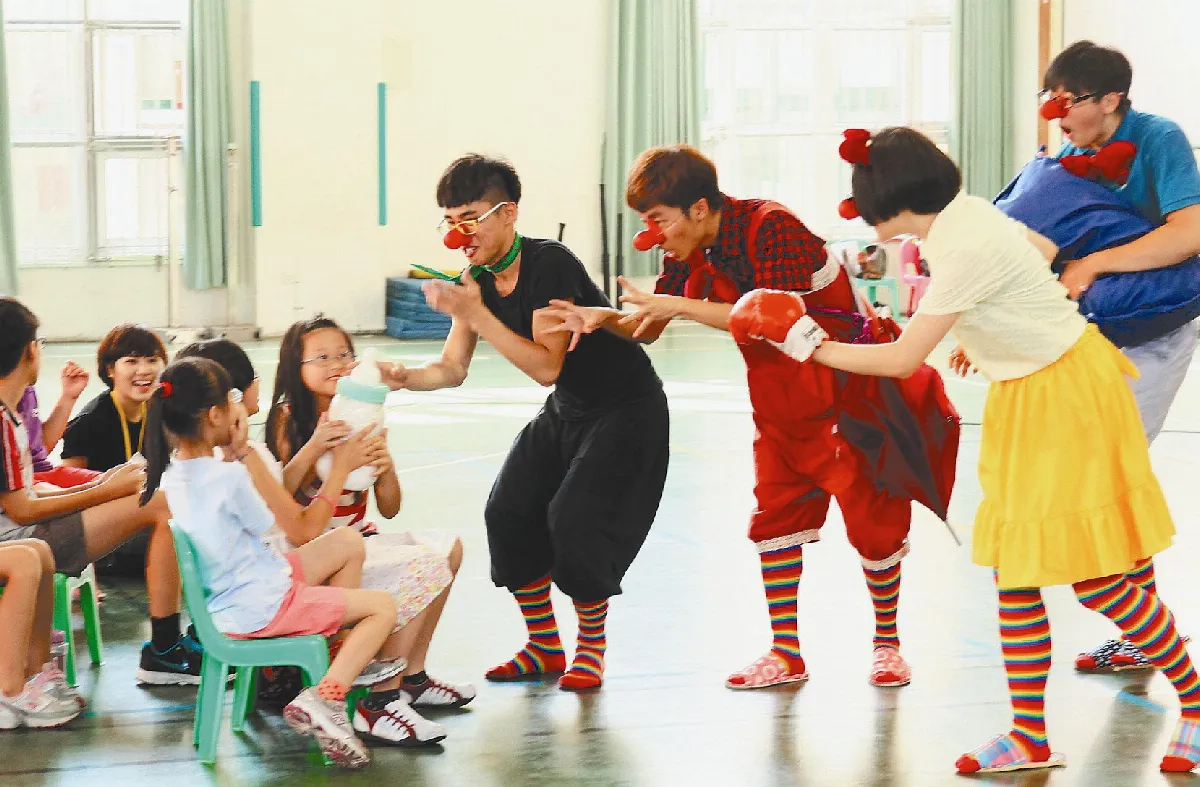 淡大學生紅鼻子 喚起文苑學童戲胞