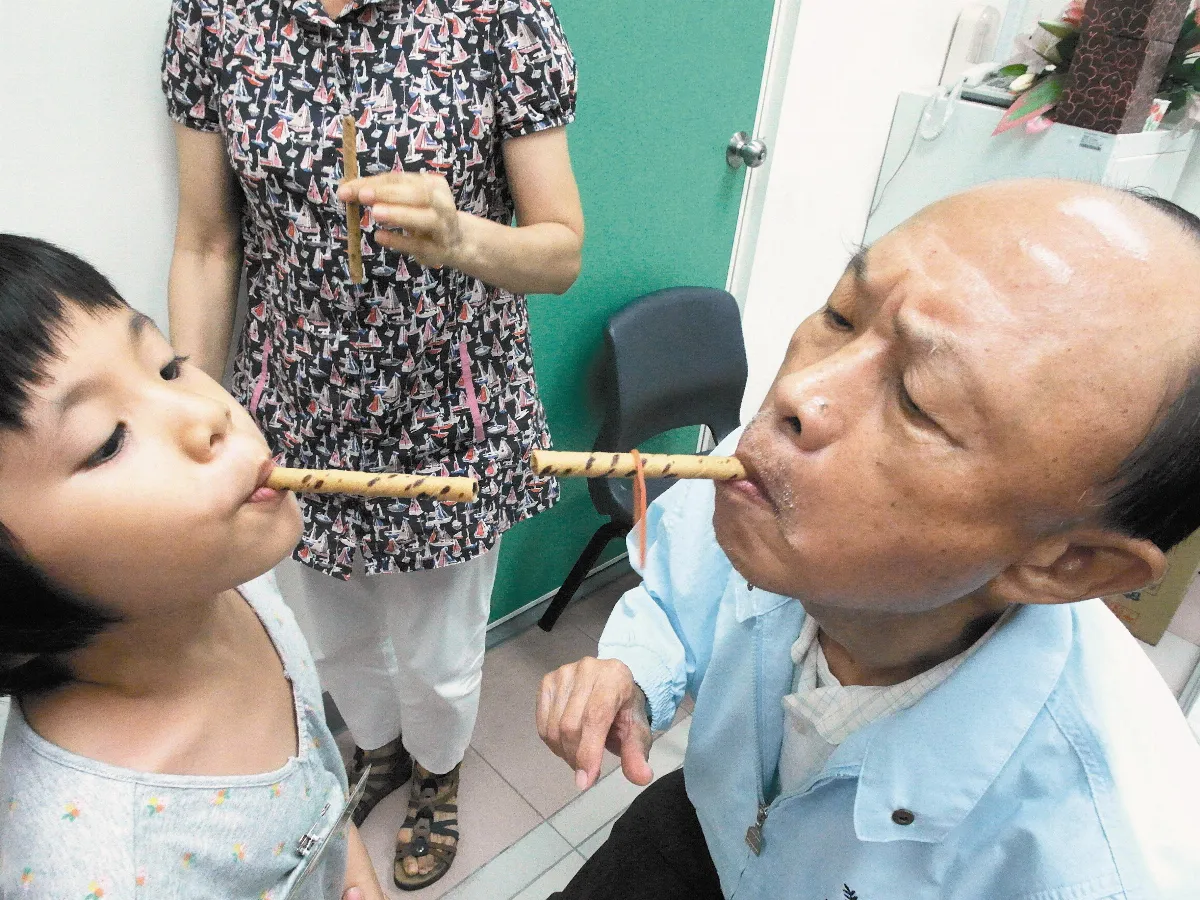小手也能牽大手   孩童學習照顧獨老