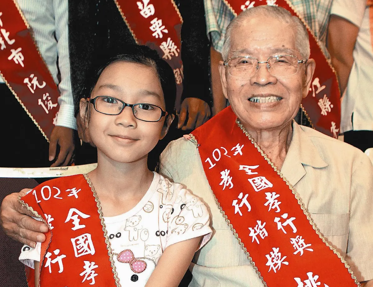 孝行獎頒獎  他83歲  悉心照料102歲老媽