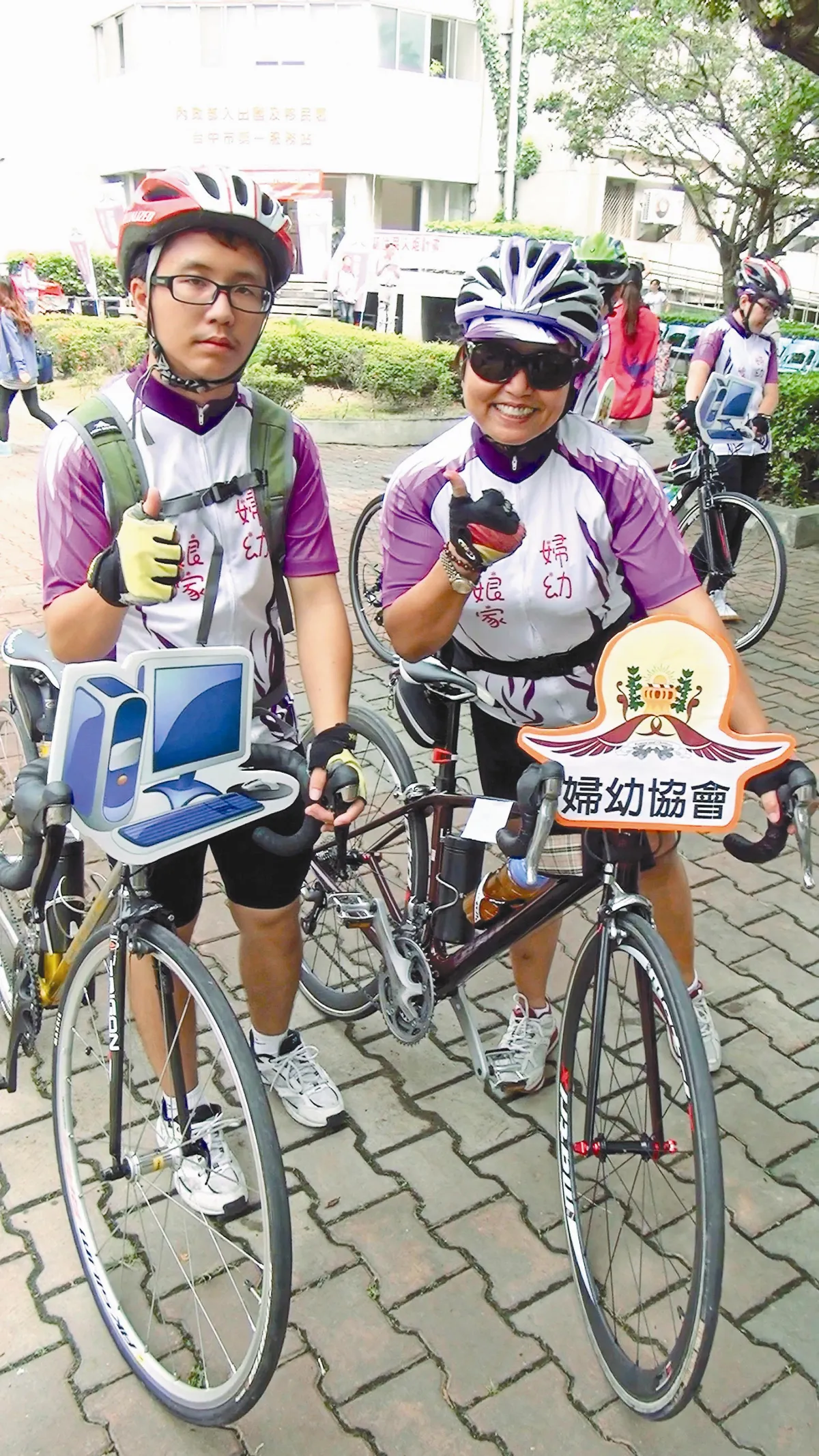 抗癌母攜子組車隊 環台送電腦