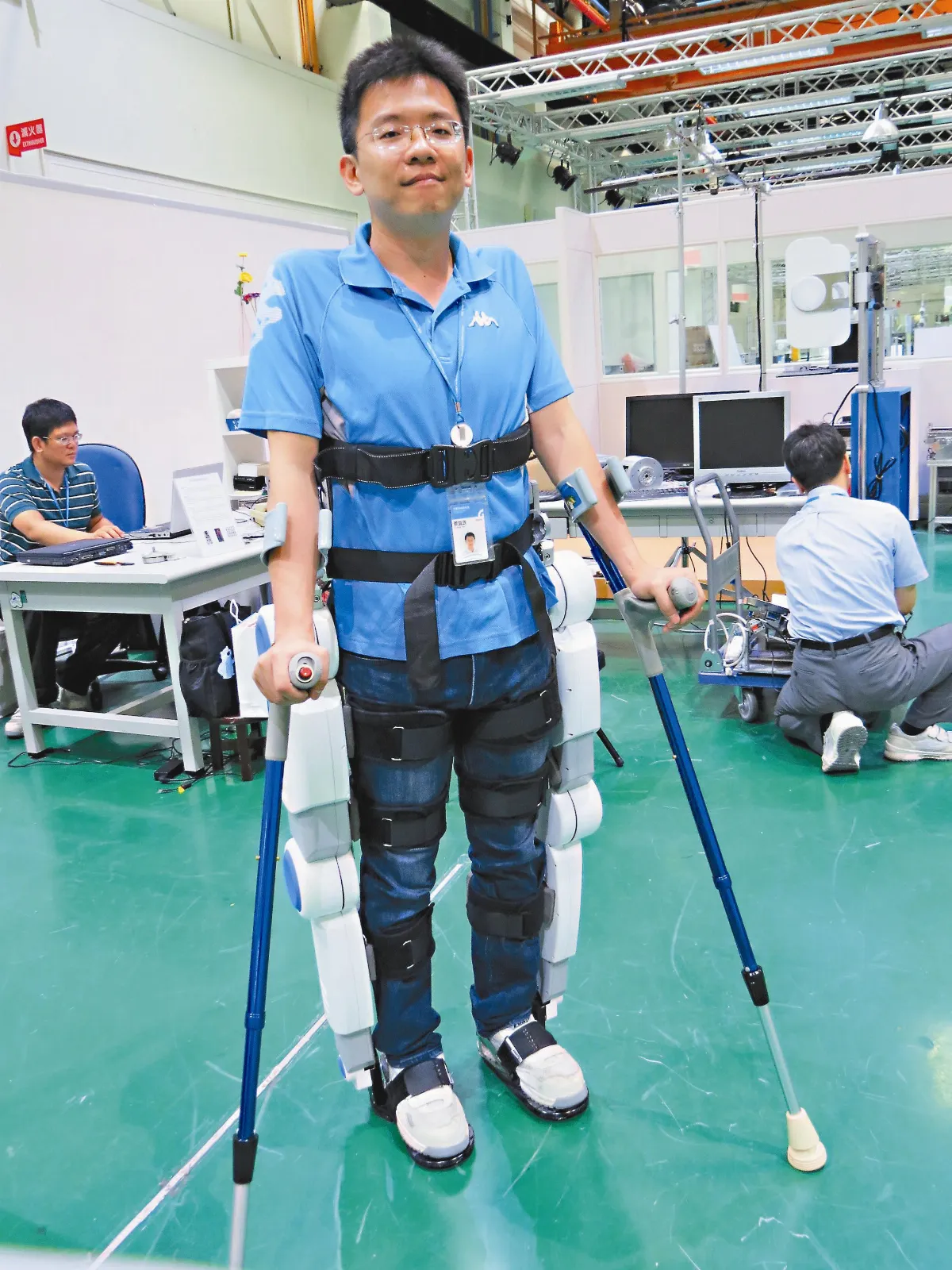 輔具機器人 激立半癱人