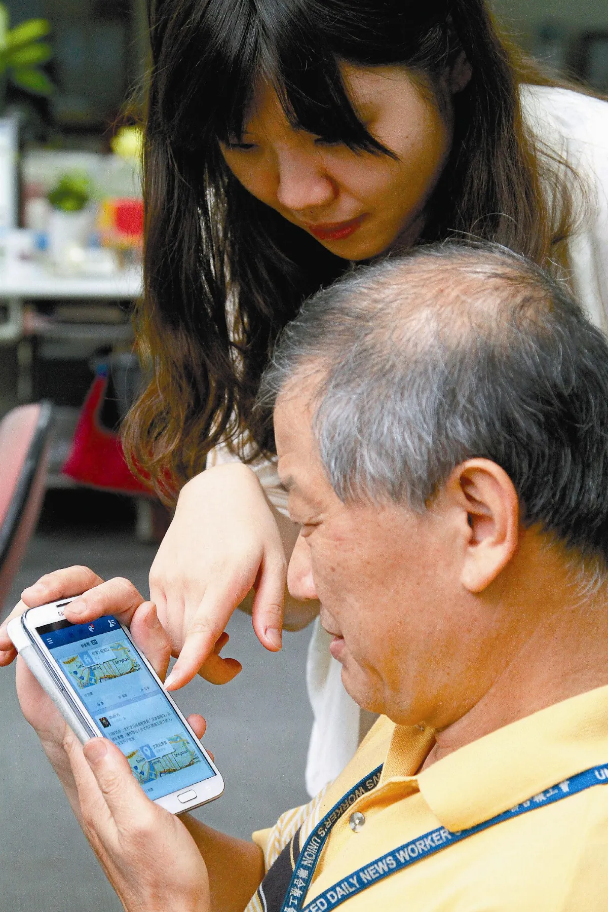 隨時看股市、下載遊戲陪孫子玩銀髮族  也是低頭族