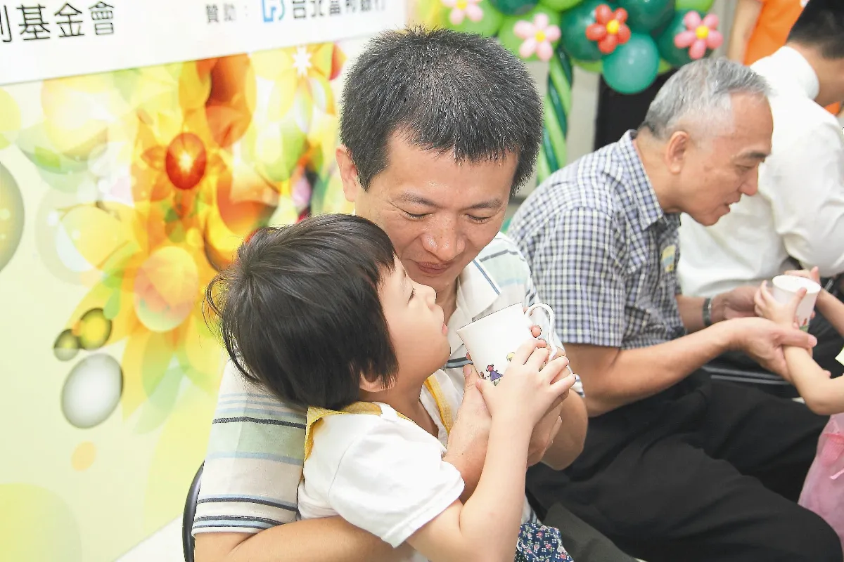 障礙兒奉茶 爸爸好開心