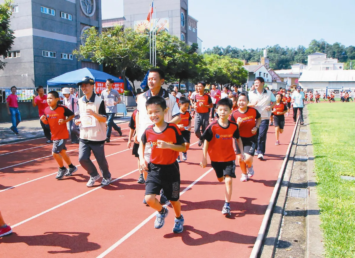 跑操場1圈募1元 梅北國小助貧童