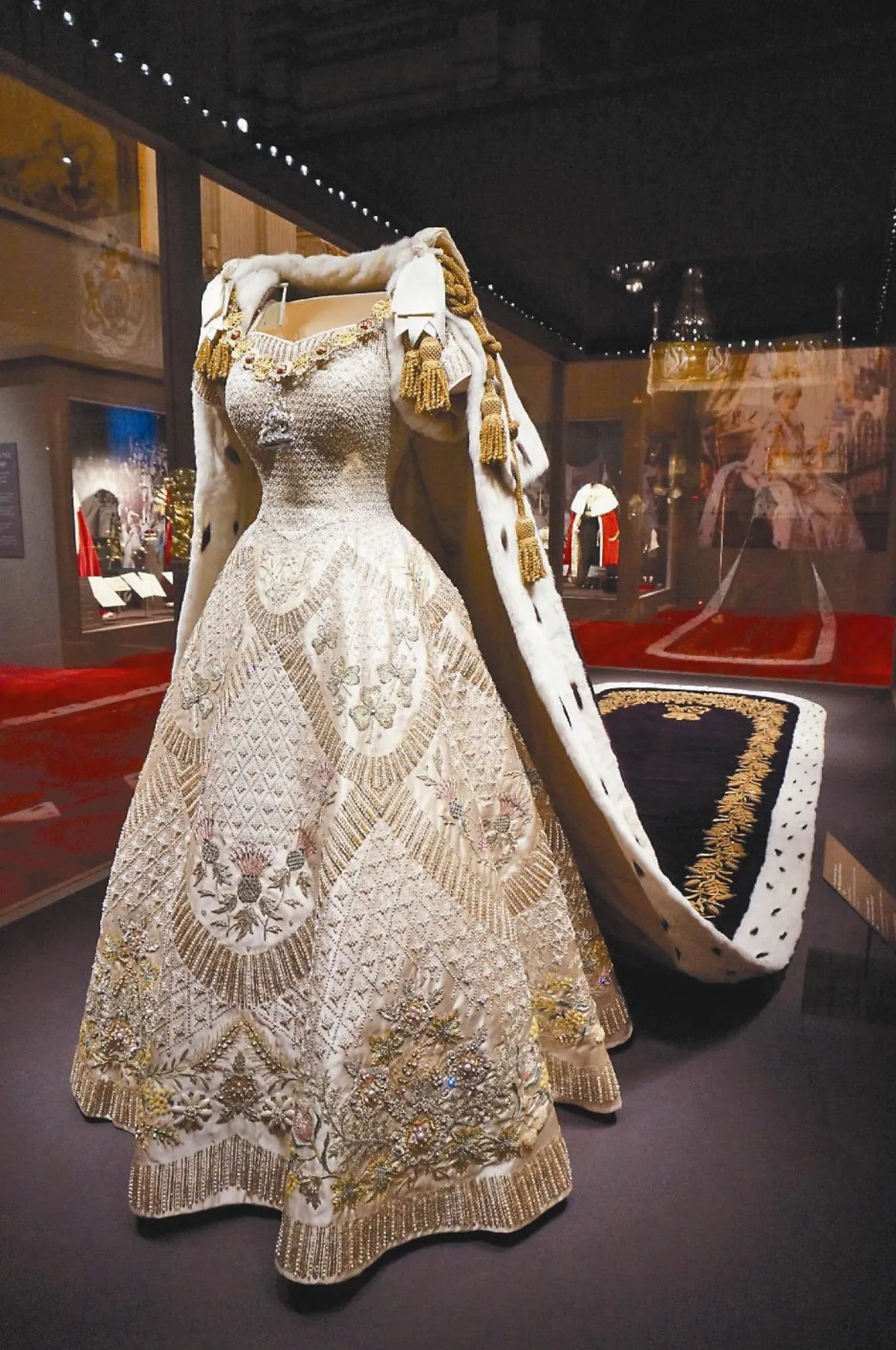 英女王加冕華服 60年首展