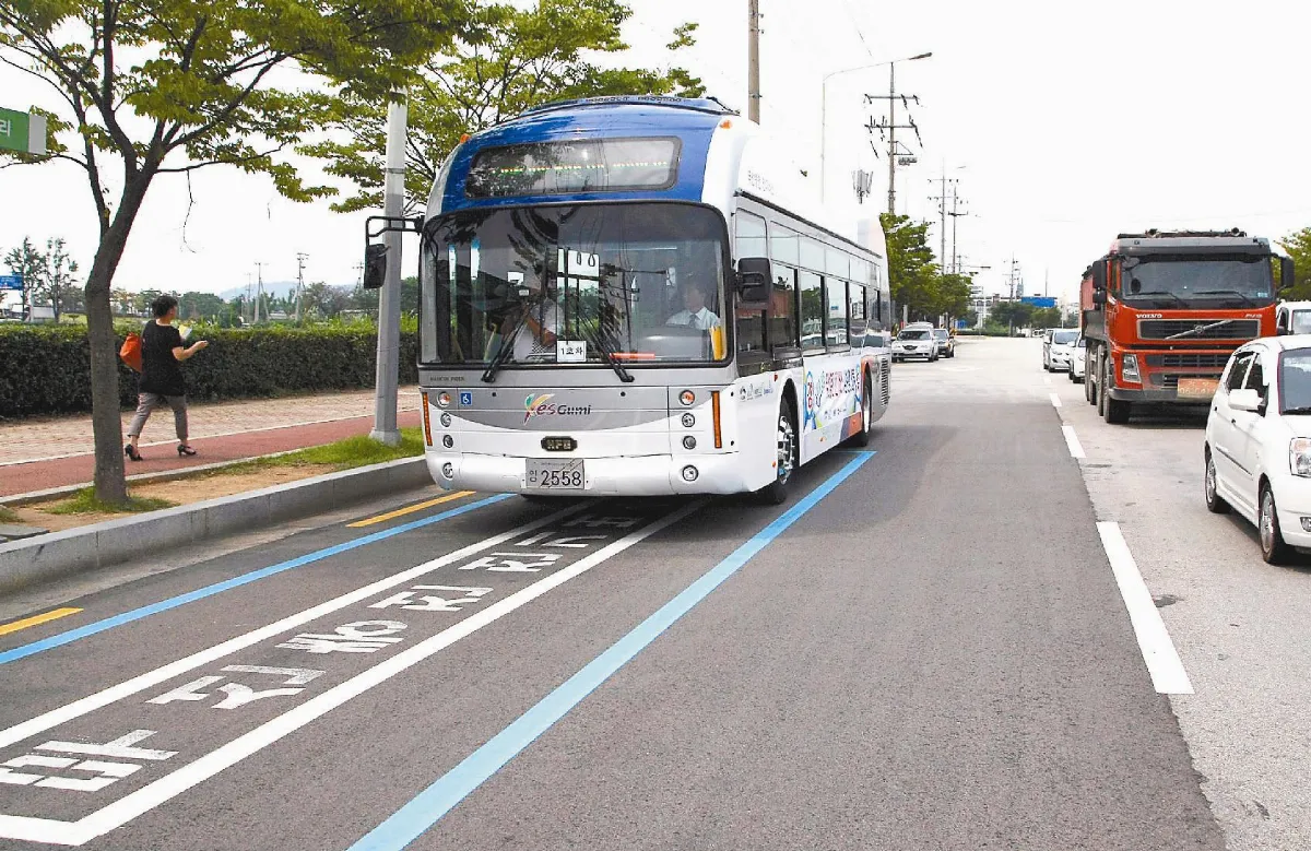 韓電磁馬路 公車邊開邊充電