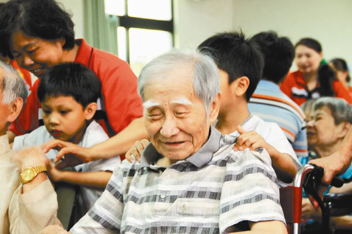 孫子按摩 阿公好開心