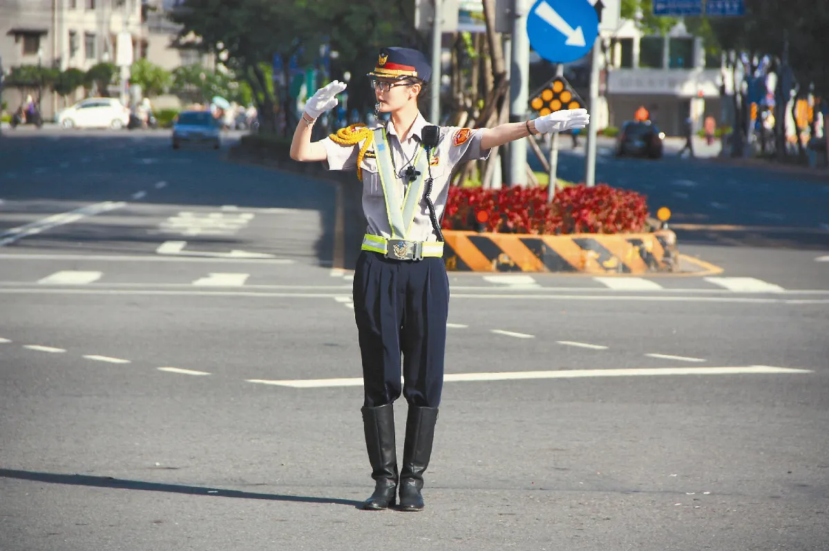 亮點交警變黑炭  醫美診所送防曬乳