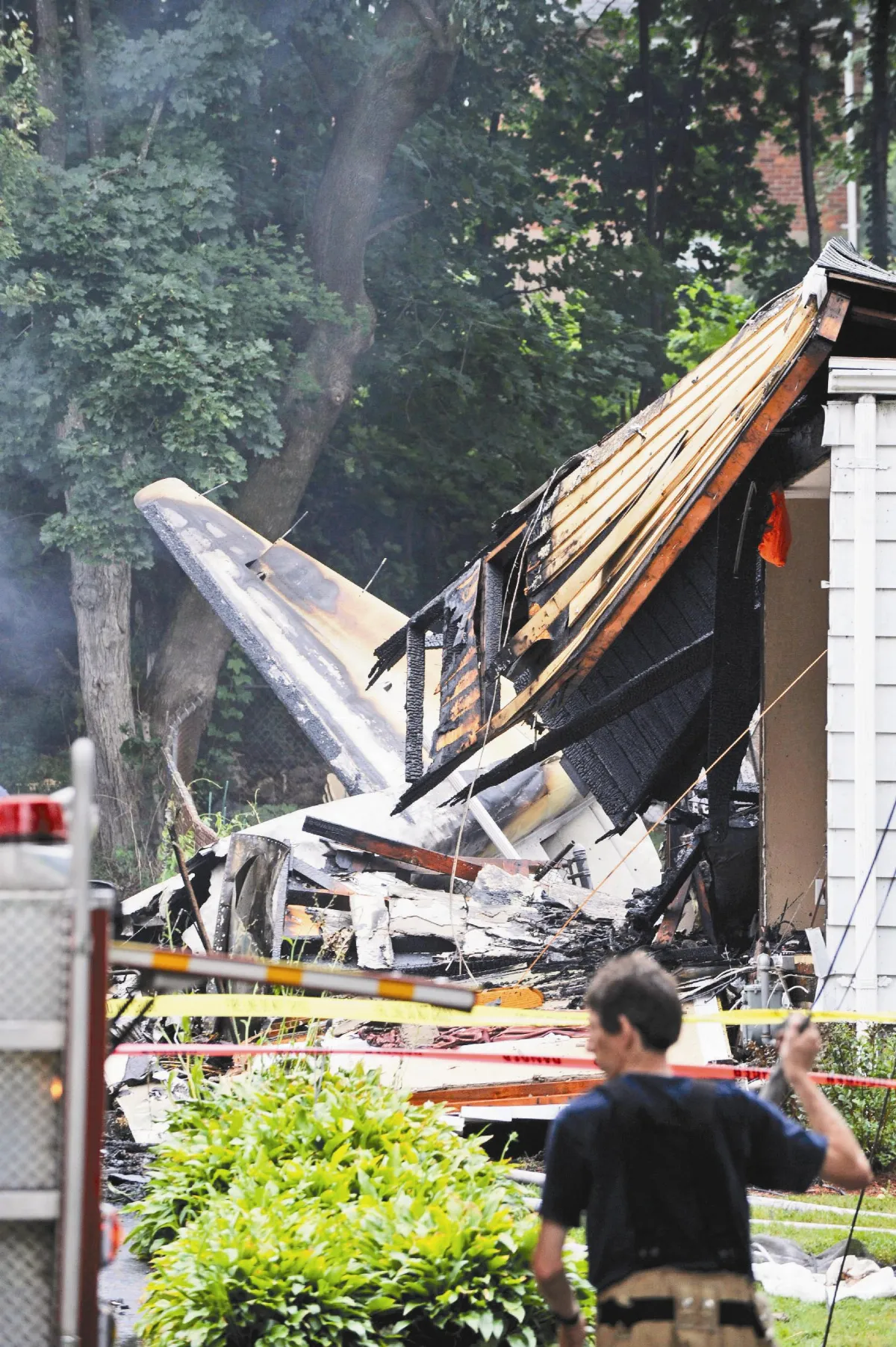 美康州小飛機墜民宅 2死4失蹤