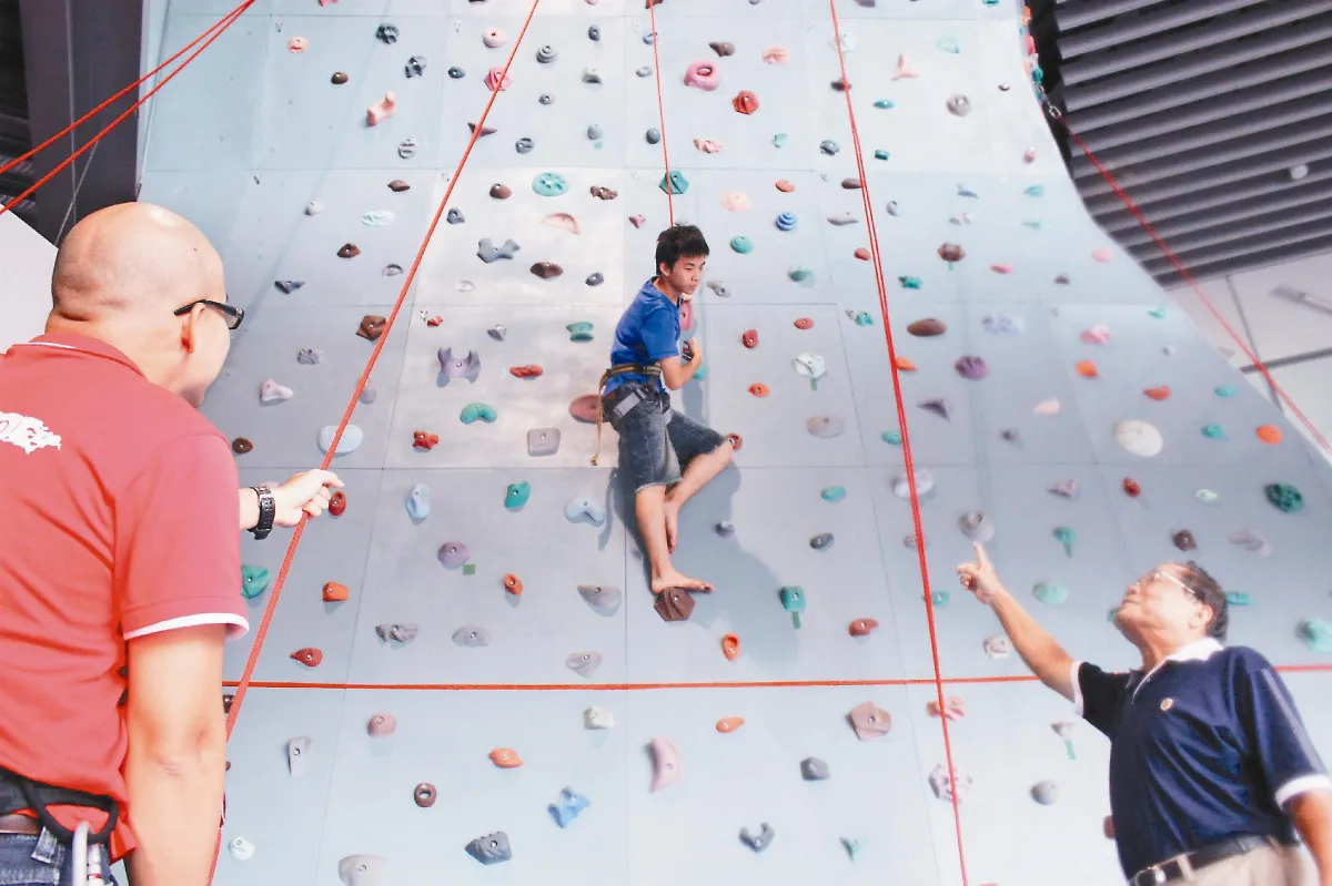 攀岩考驗肌耐力、平衡感