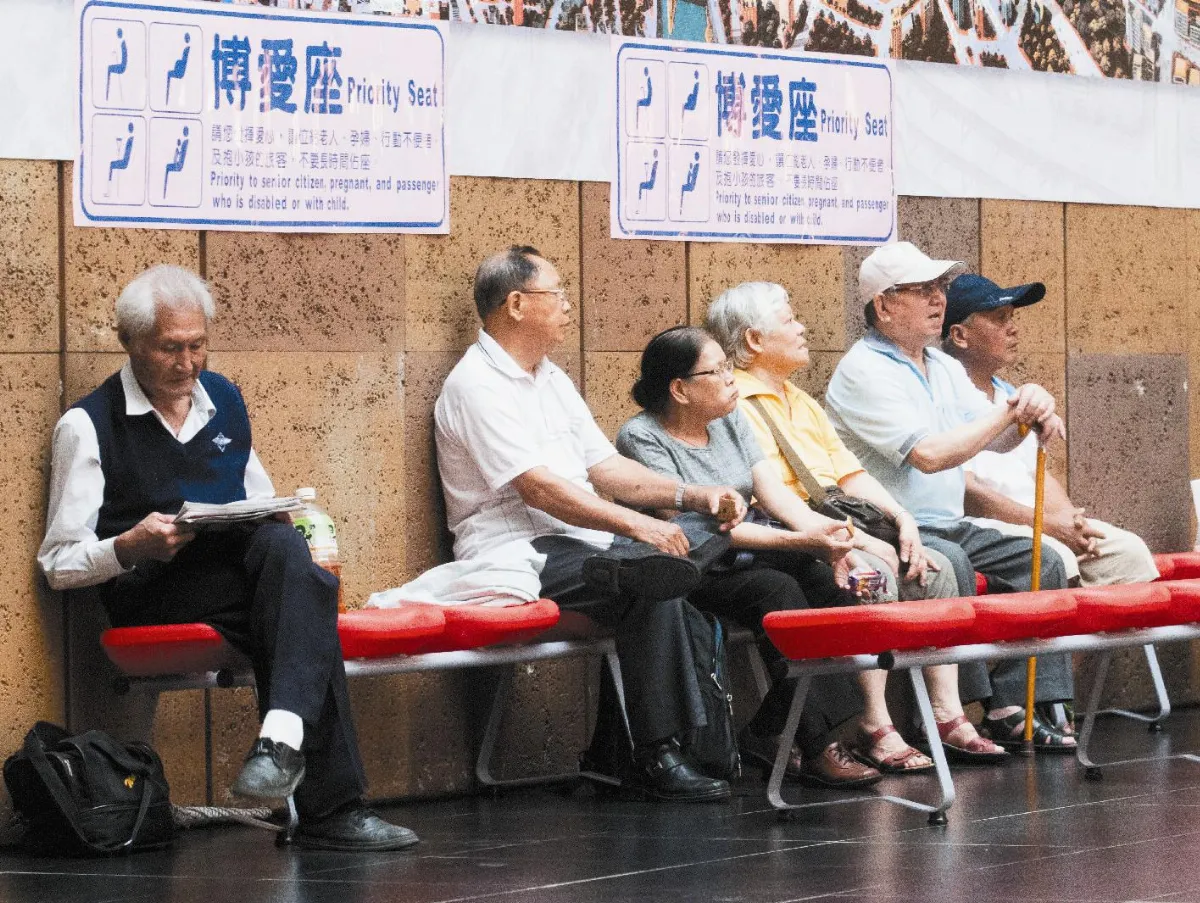 台鐵大廳 終於有得坐了