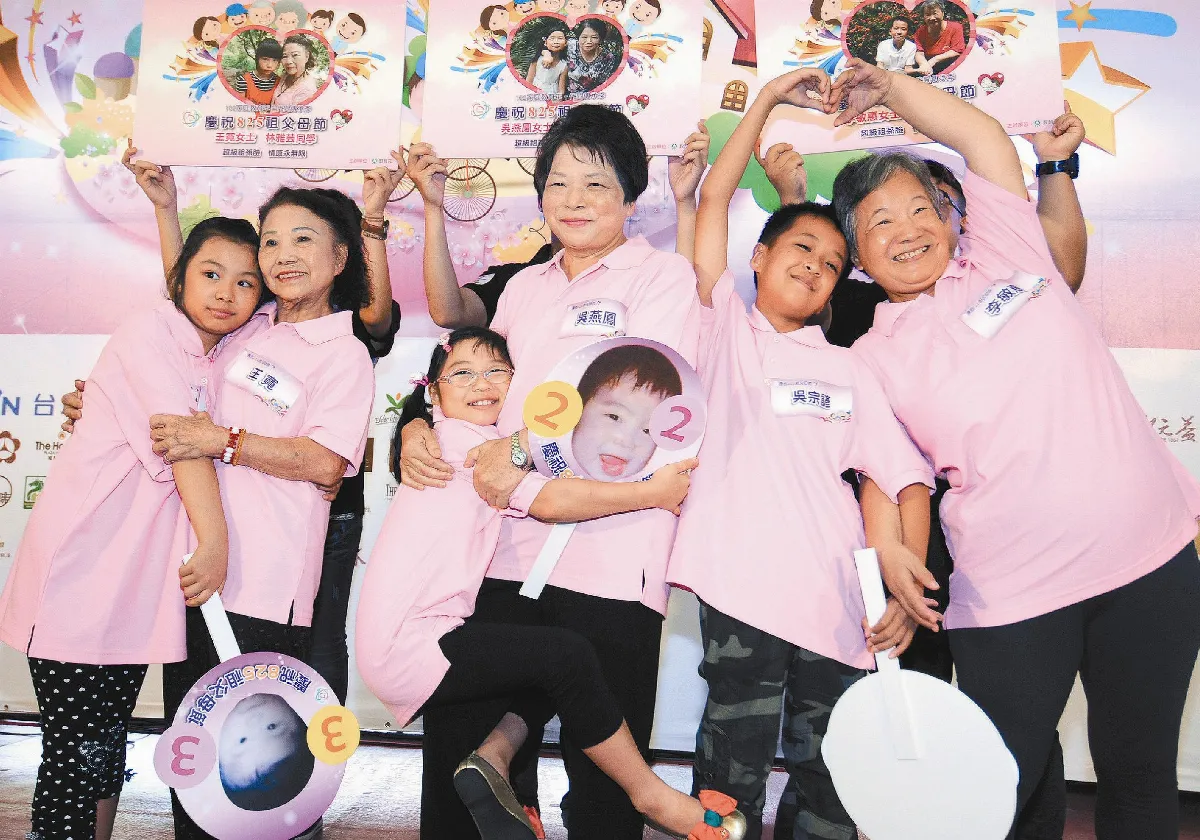 遙遠的祖父母忙碌的孫子女