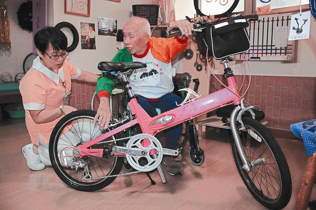 坐輪椅修車 病房開腳踏車店
