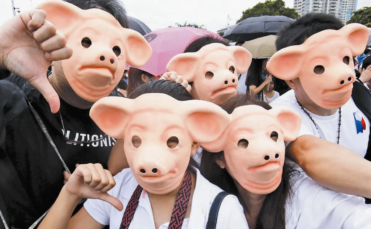 抗議豬肉桶政治 菲白衫軍大遊行
