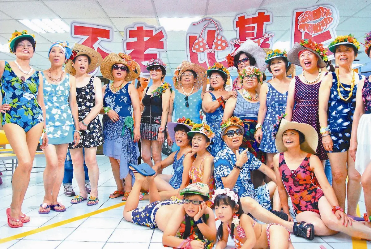 泳裝公嬤 彷彿年輕20歲