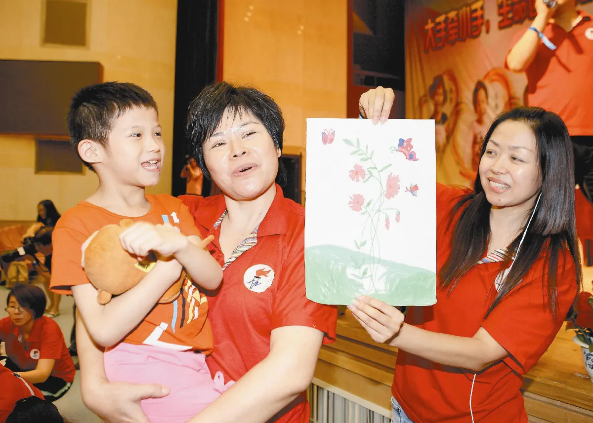 拍賣腦麻兒畫作 捐手術費用