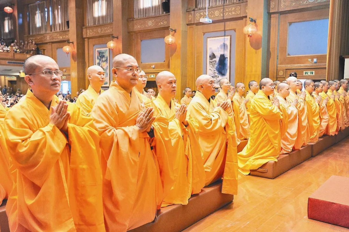 向剃度恩師頂禮 靈鷲山心道法師  接星雲大師法脈
