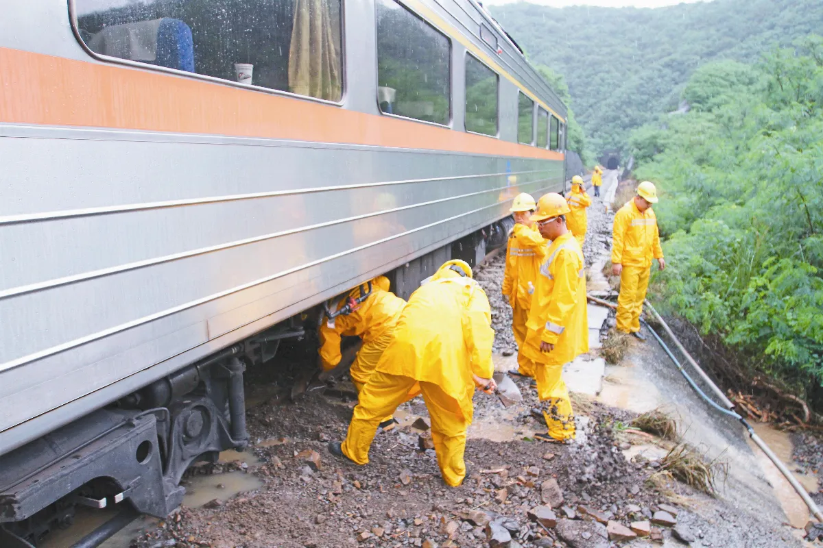 自強號撞土石流  17人輕重傷