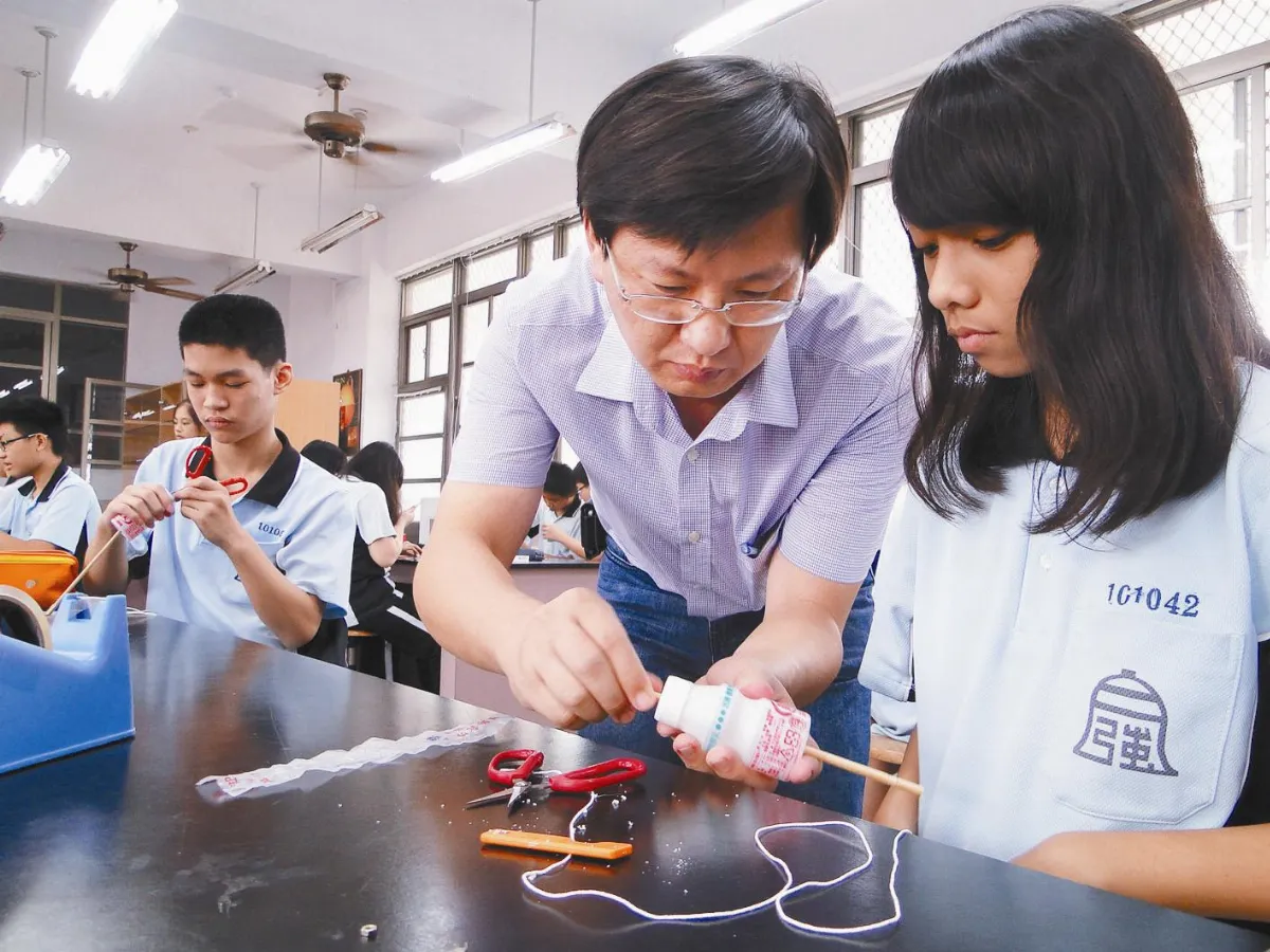 教作多多陀螺 自強學生愛上理化