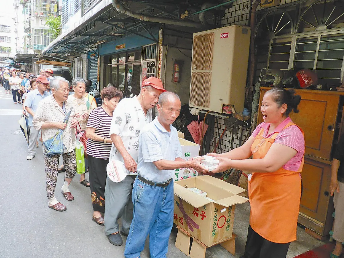 1年送逾10萬個聖安宮住持發便當 人龍綿延幸福巷