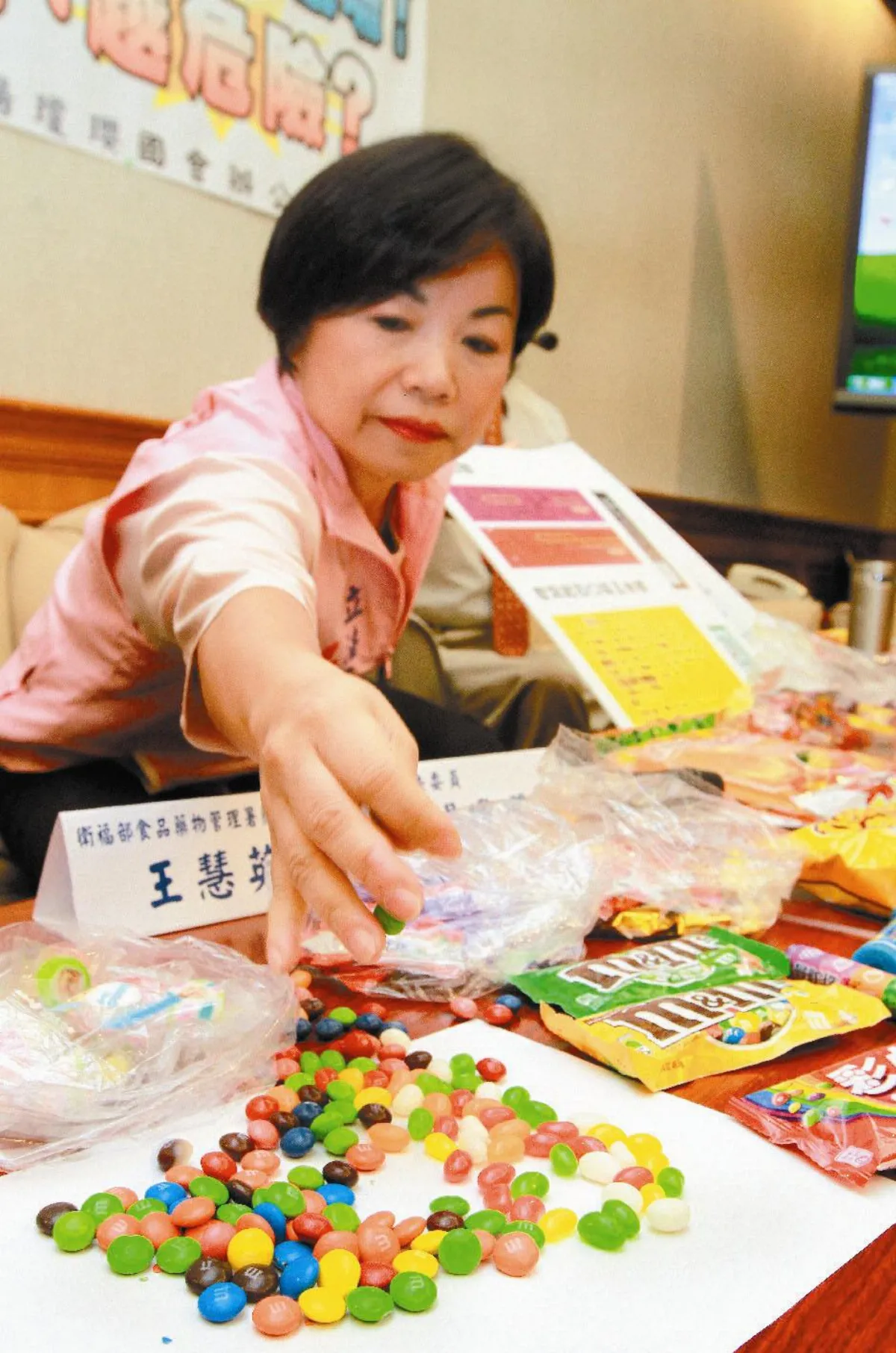 鮮豔零食標示不清 危害孩童健康