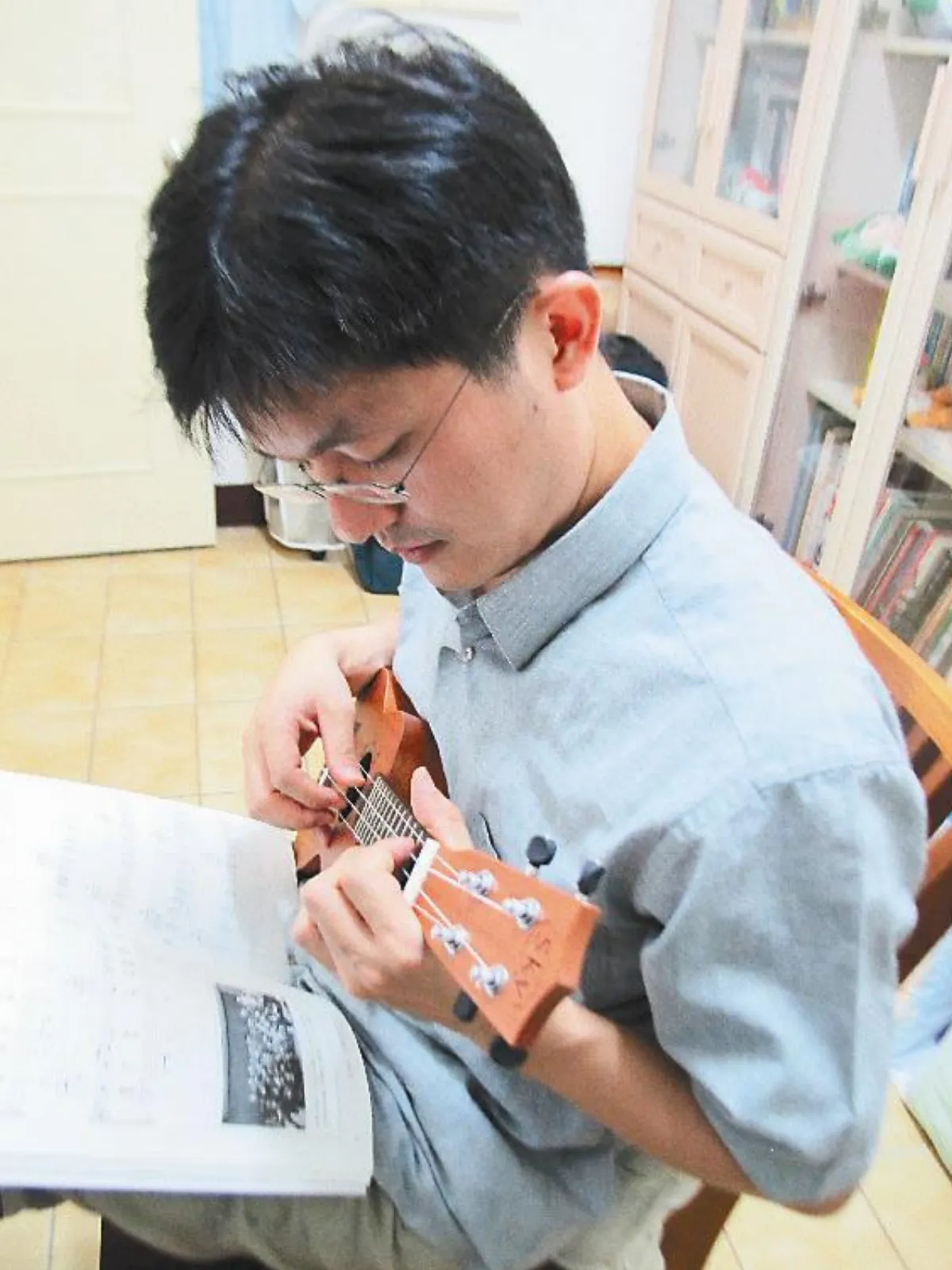 著迷烏克麗麗 成另類低頭族