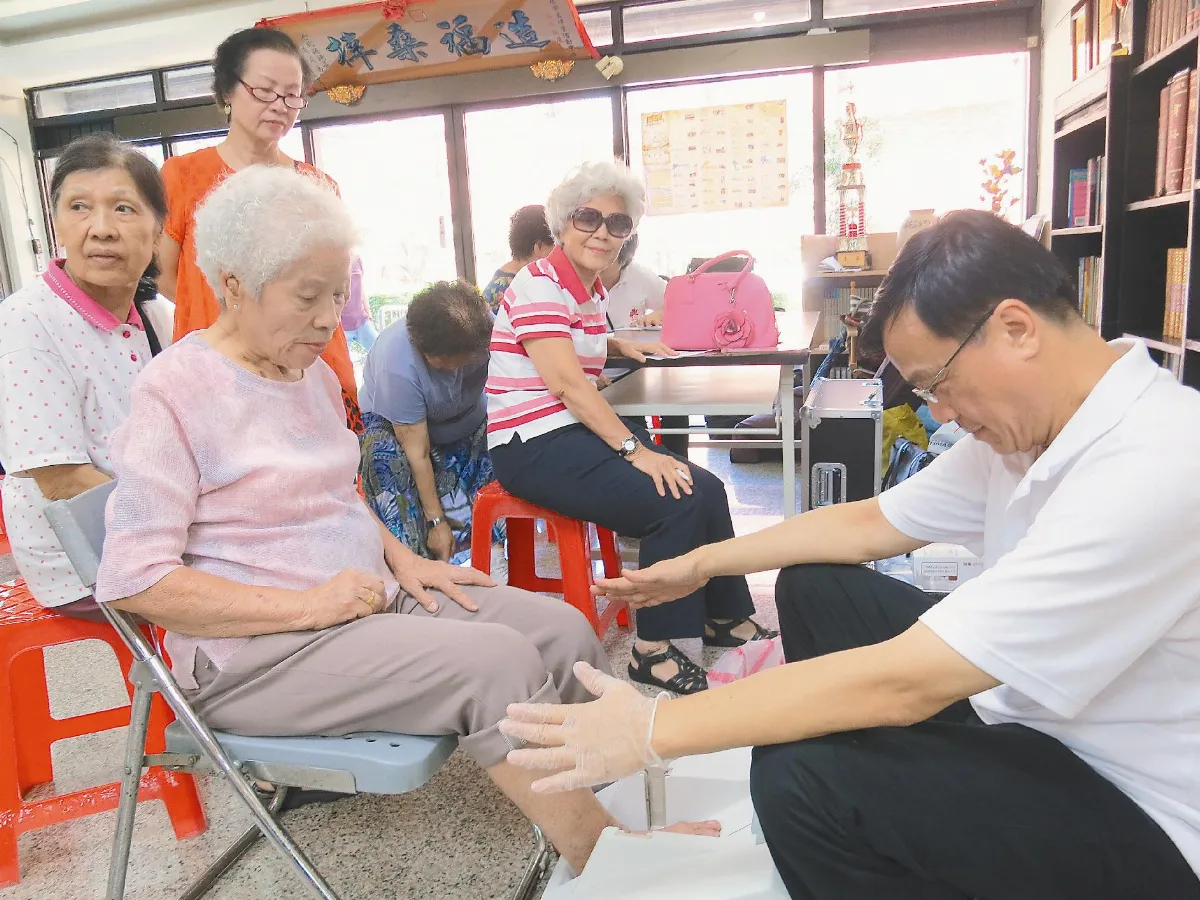 敬老共餐+健檢 九旬嬤金歡喜