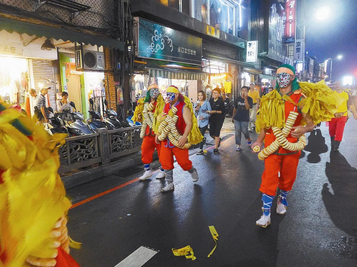 護國城隍廟夜巡 發放5千鹹光餅