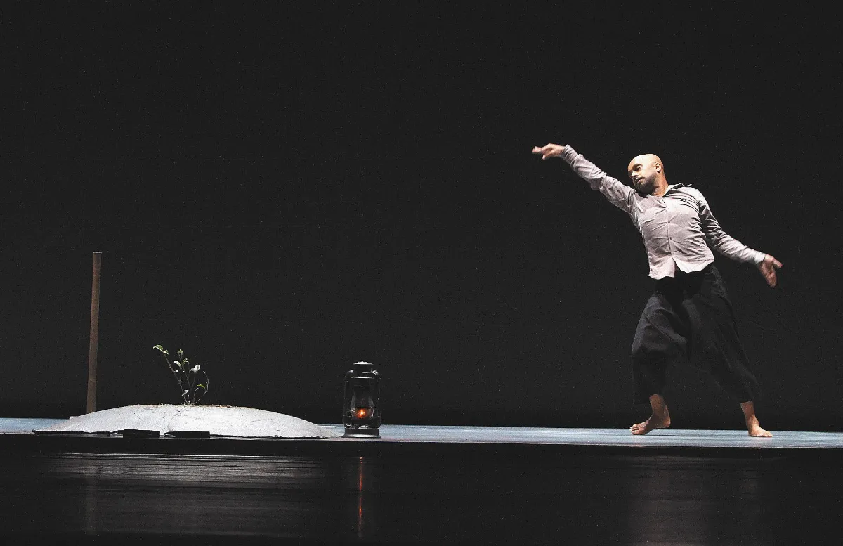 一飾多角  阿喀郎展魔幻舞功