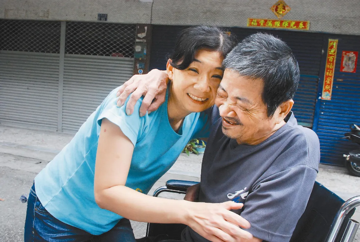 笨笨的她 孝心照顧中風父