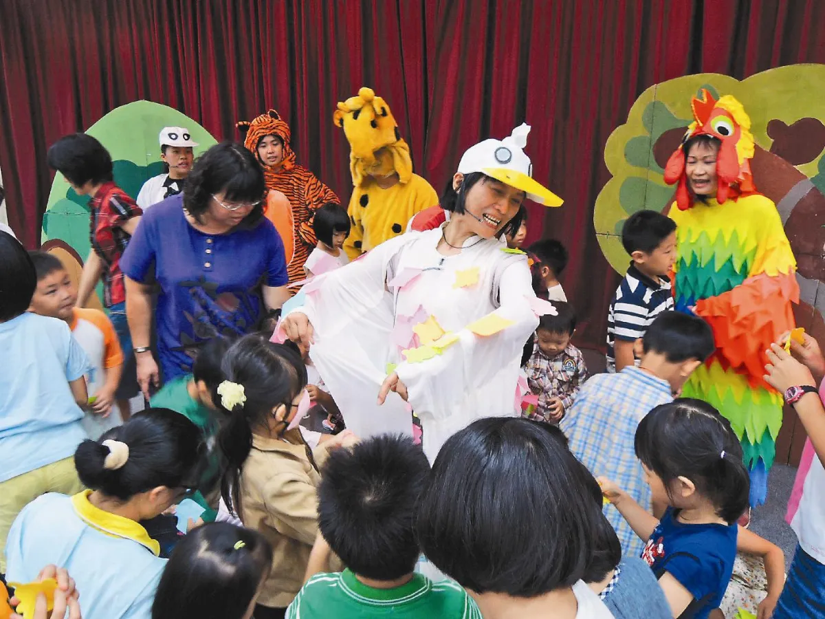 新住民戲說圖畫 台灣學童認真聽